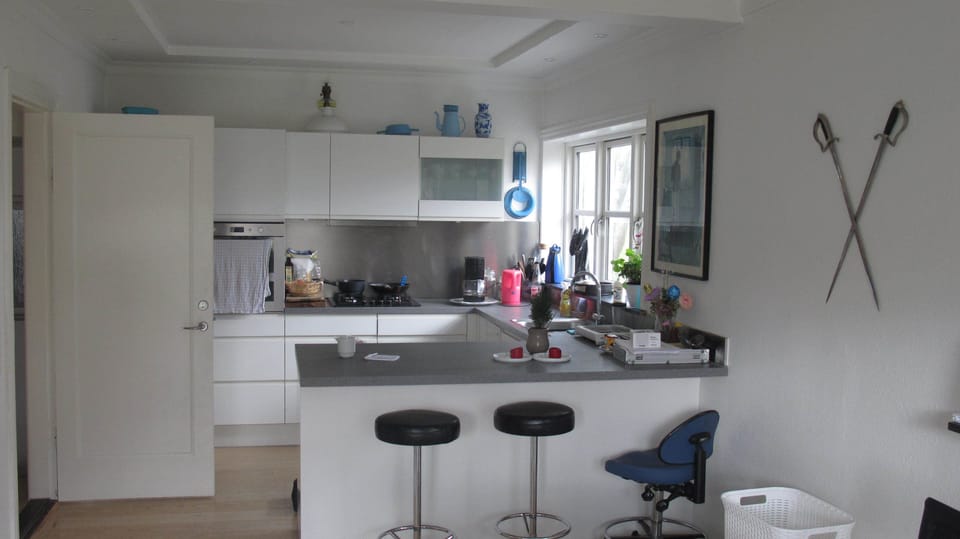 Full-size fridge, microwave, oven, stovetop