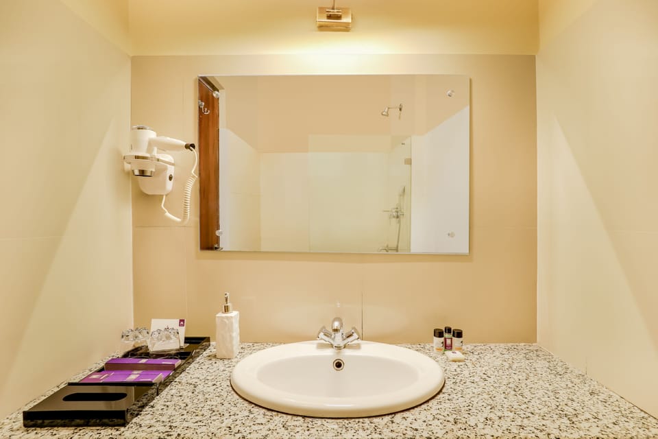 Family Room | Bathroom | Shower, free toiletries, hair dryer, slippers