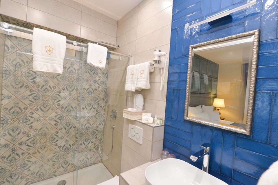 Superior Double Room | Bathroom | Shower, free toiletries, hair dryer, slippers
