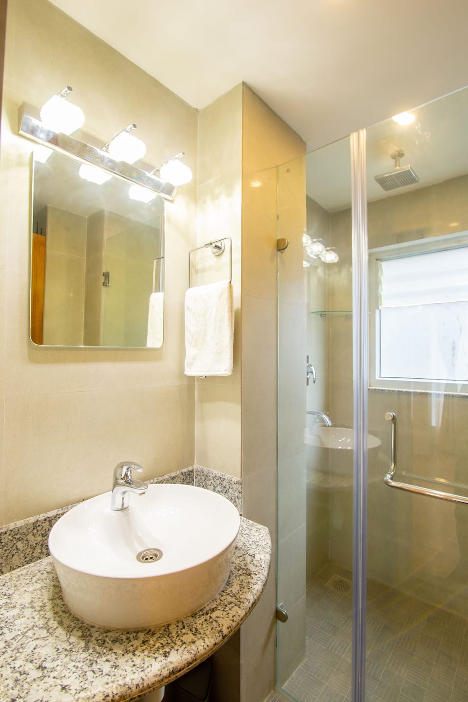 Shower, rainfall showerhead, free toiletries, hair dryer