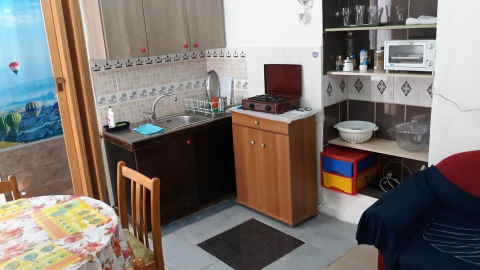 Basic House | Shared kitchen | Fridge, stovetop, coffee/tea maker, electric kettle