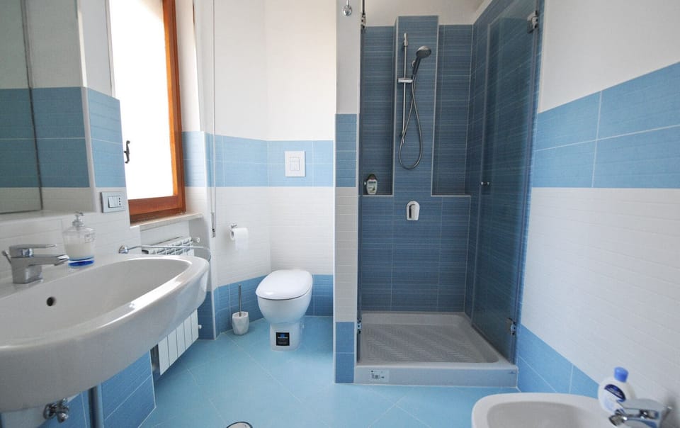 Comfort Triple Room, Private Bathroom | Bathroom | Shower, hair dryer, bidet, towels