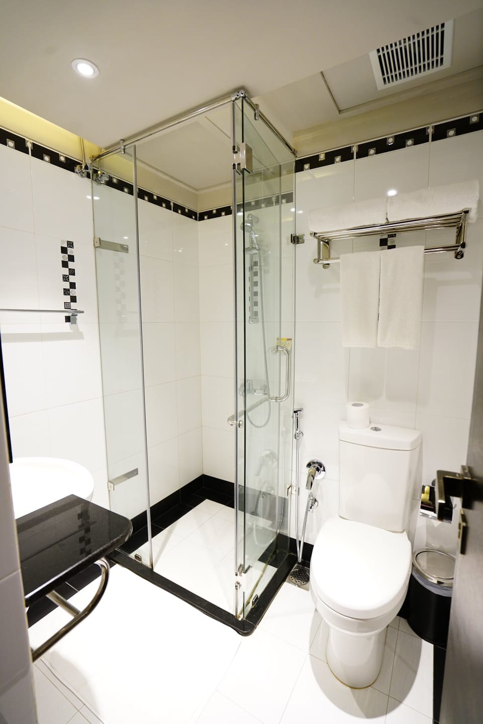 Deluxe Double Room | Bathroom | Slippers, towels