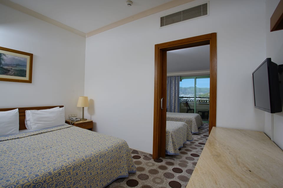 Family Room | Bathroom | Bathtub, deep soaking tub, free toiletries, hair dryer