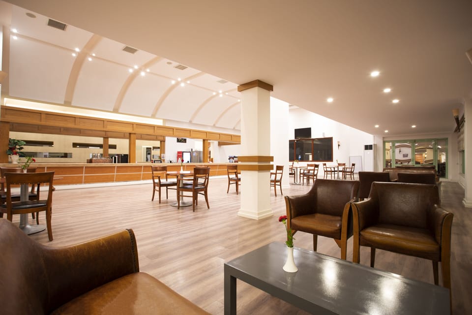 3 bars/lounges, poolside bar