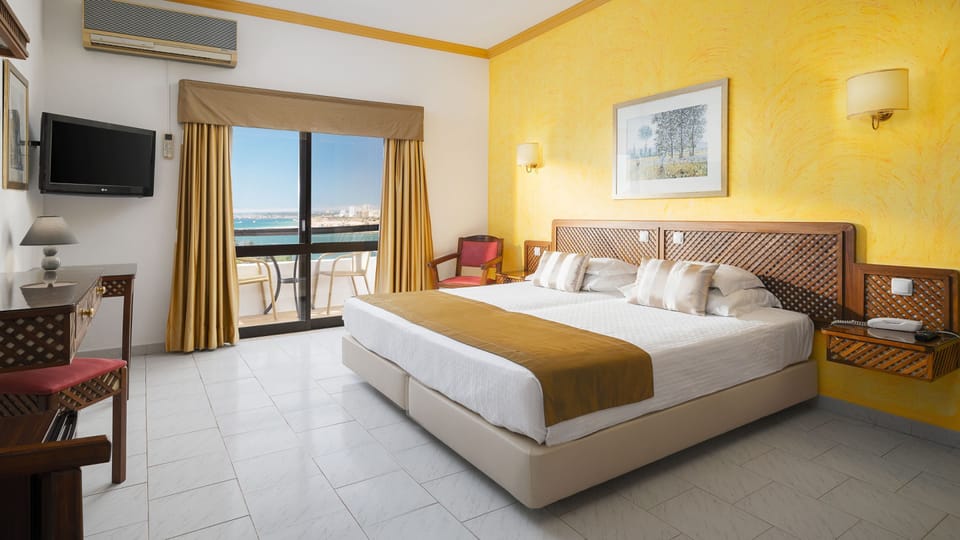 Standard Double or Twin Room, Sea View | Minibar, in-room safe, desk, blackout drapes