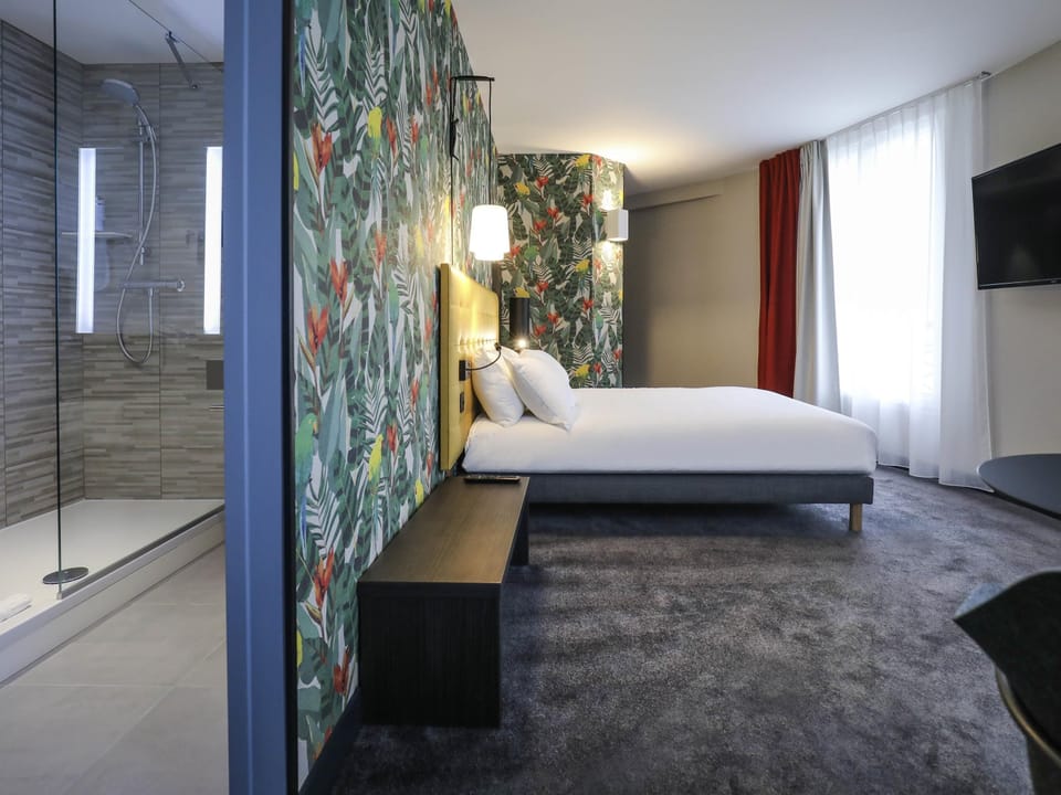 Premium Room, 1 Double Bed | Desk, laptop workspace, blackout drapes, soundproofing