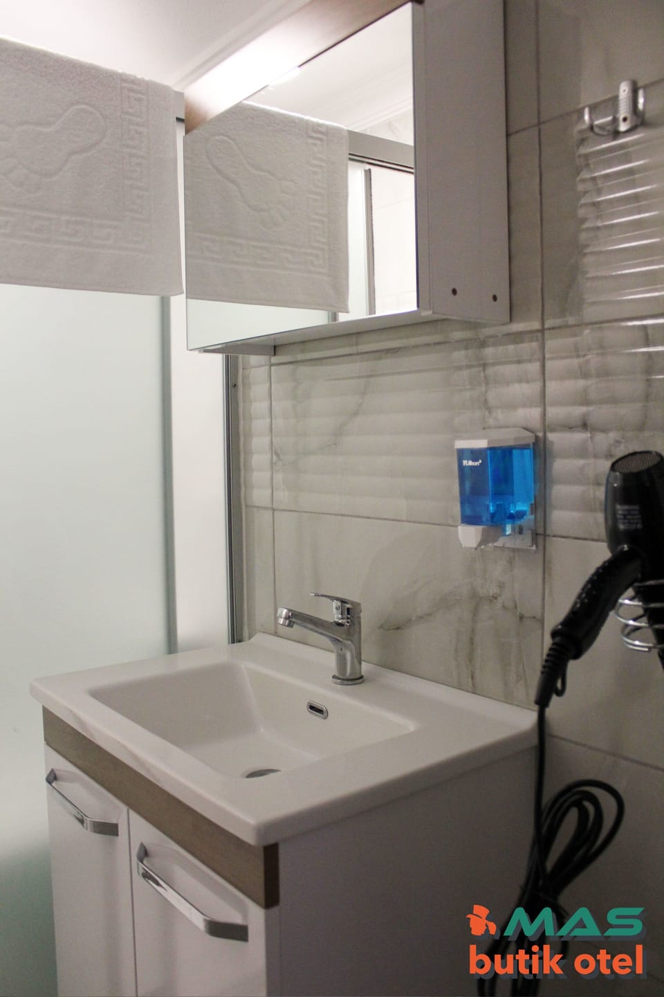 Shower, hydromassage showerhead, free toiletries, hair dryer