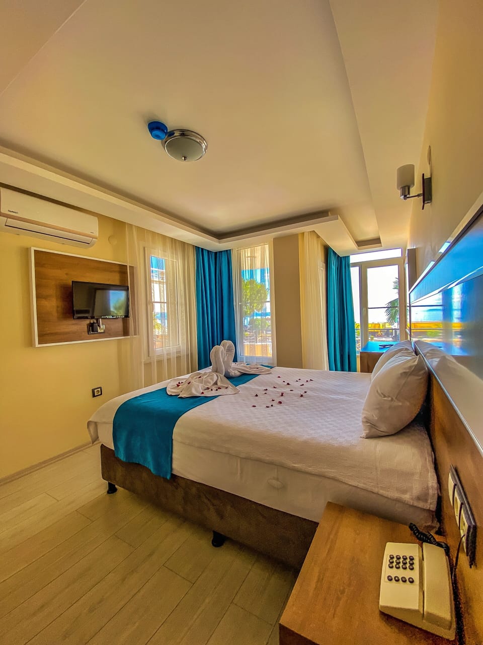 Double Room, Sea View | 1 bedroom, desk, blackout drapes, soundproofing