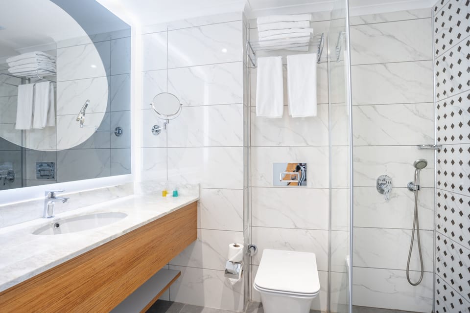 Shower, rainfall showerhead, free toiletries, hair dryer
