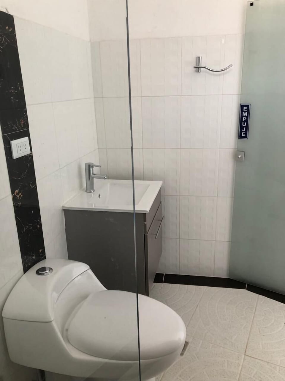 Standard Room, 1 Large Twin Bed | Bathroom | Free toiletries, towels