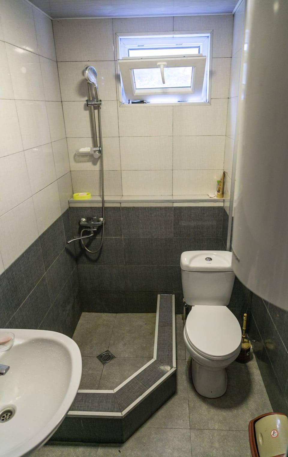 Combined shower/tub, deep soaking tub, hair dryer, towels