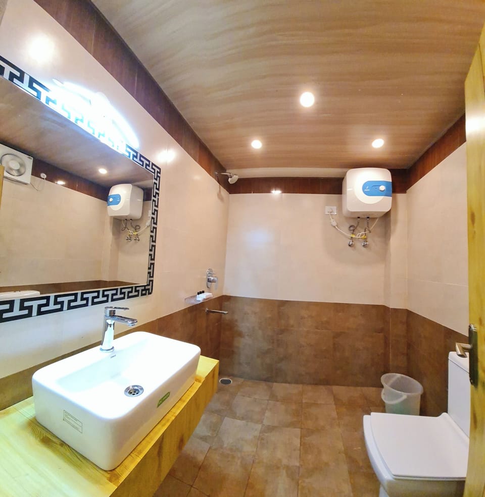 Premium Double Room, 1 King Bed, Mountain View | Bathroom | Shower, slippers
