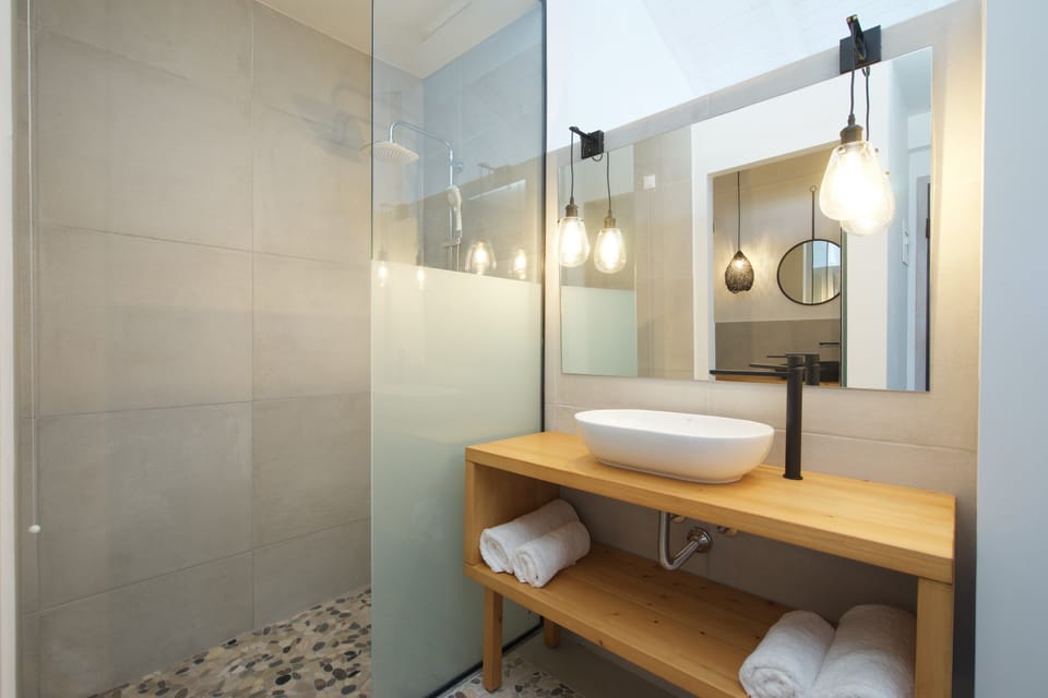 Comfort Suite, Multiple Beds, Marina View | Bathroom shower