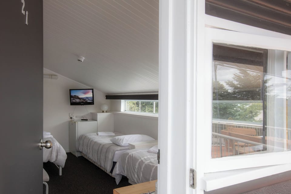 Motel room 4 share 1 Double & 2 Single Beds Standard | Free WiFi, bed sheets