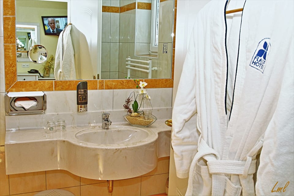 Double Room, Garden View | Bathroom shower