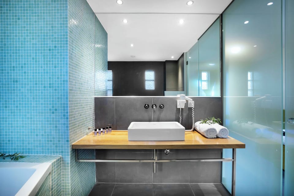 Junior Suite | Bathroom | Free toiletries, hair dryer