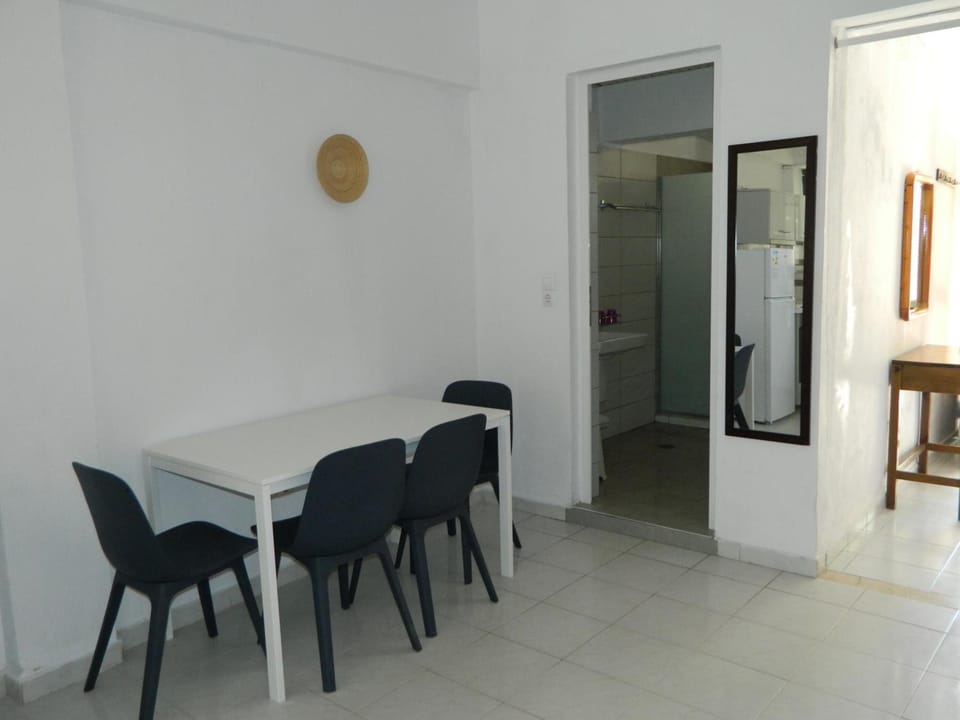 Fridge, stovetop, coffee/tea maker, electric kettle