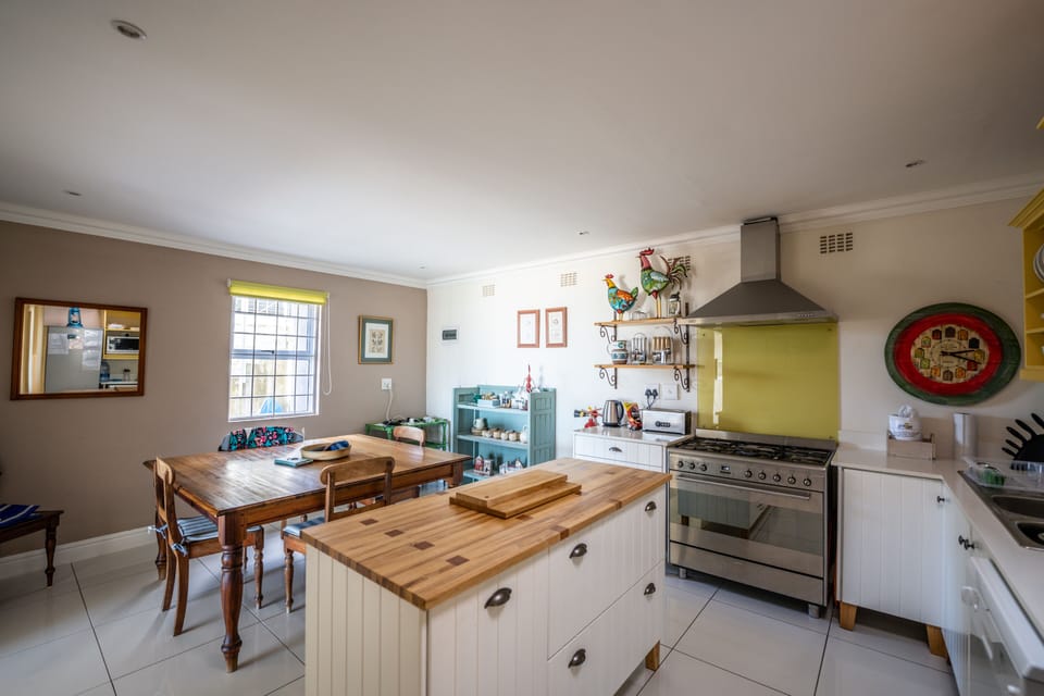 Deluxe Apartment, 2 Bedrooms, Pool Access, Ocean View | Private kitchen | Microwave, coffee/tea maker, electric kettle, toaster