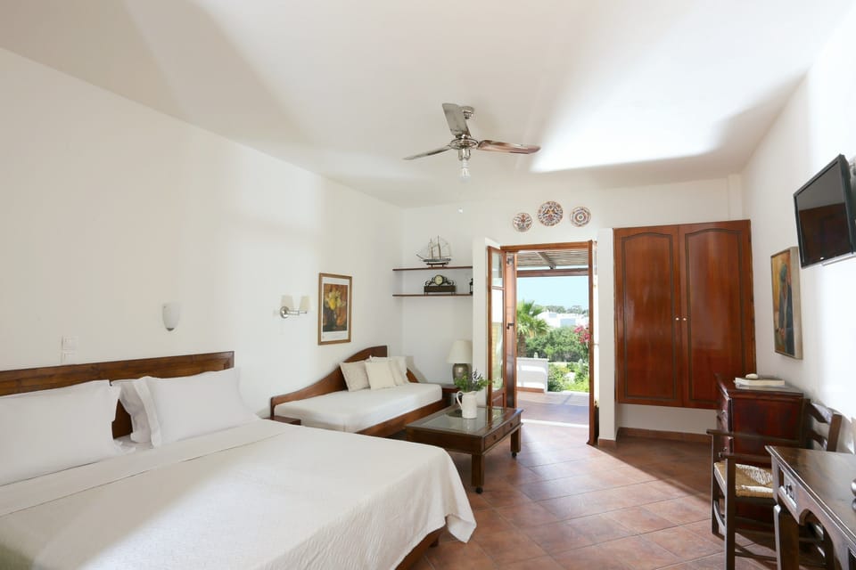 Studio Garden View | Egyptian cotton sheets, iron/ironing board, free cribs/infant beds