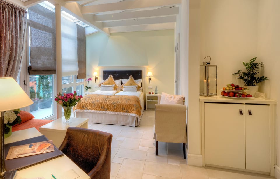 Comfort Double Room | Living area | Flat-screen TV, heated floors