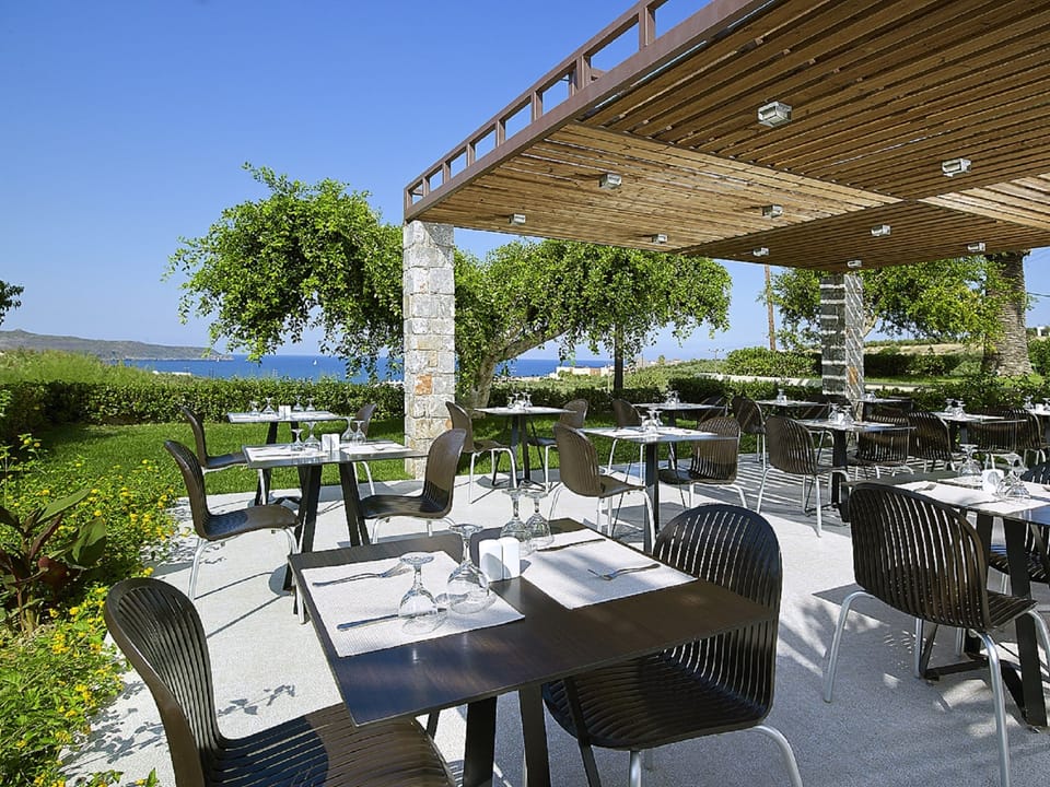 Breakfast and dinner served