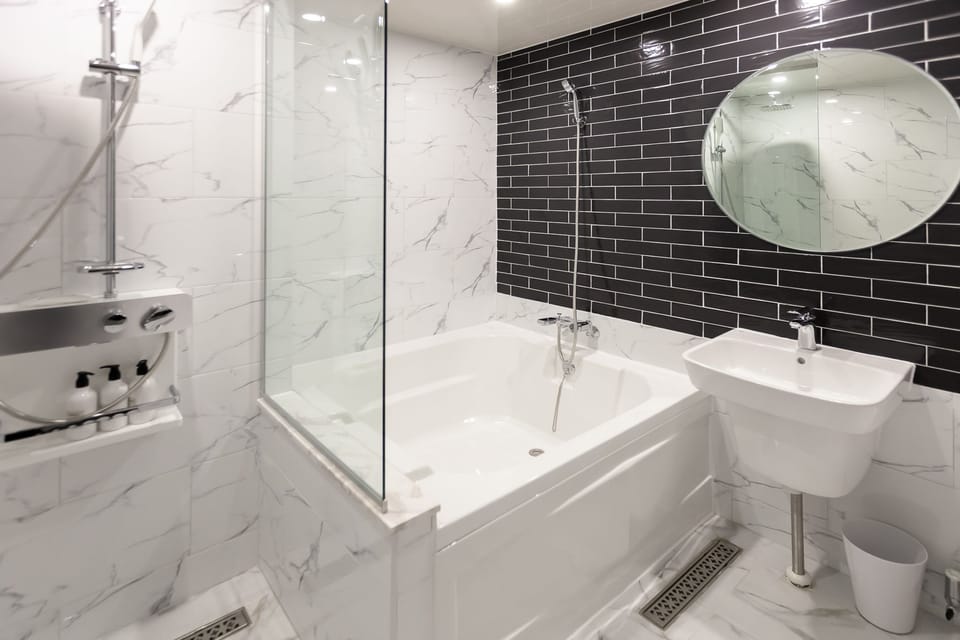 Deluxe Double Room | Bathroom | Combined shower/tub, deep soaking tub, free toiletries, hair dryer