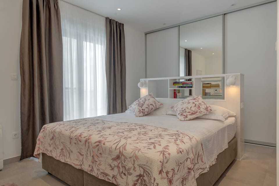 Design Villa, Fireplace, Sea View | 4 bedrooms, hypo-allergenic bedding, desk, soundproofing