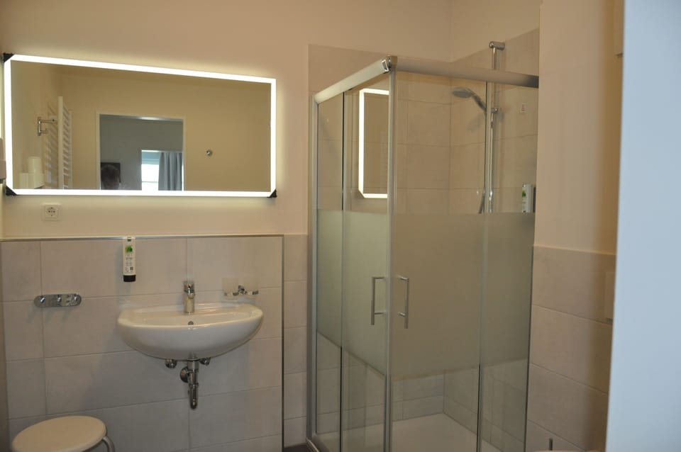 Economy Double Room (Atelierzimmer im Dachgeschoss) | Bathroom | Shower, hair dryer, towels, soap