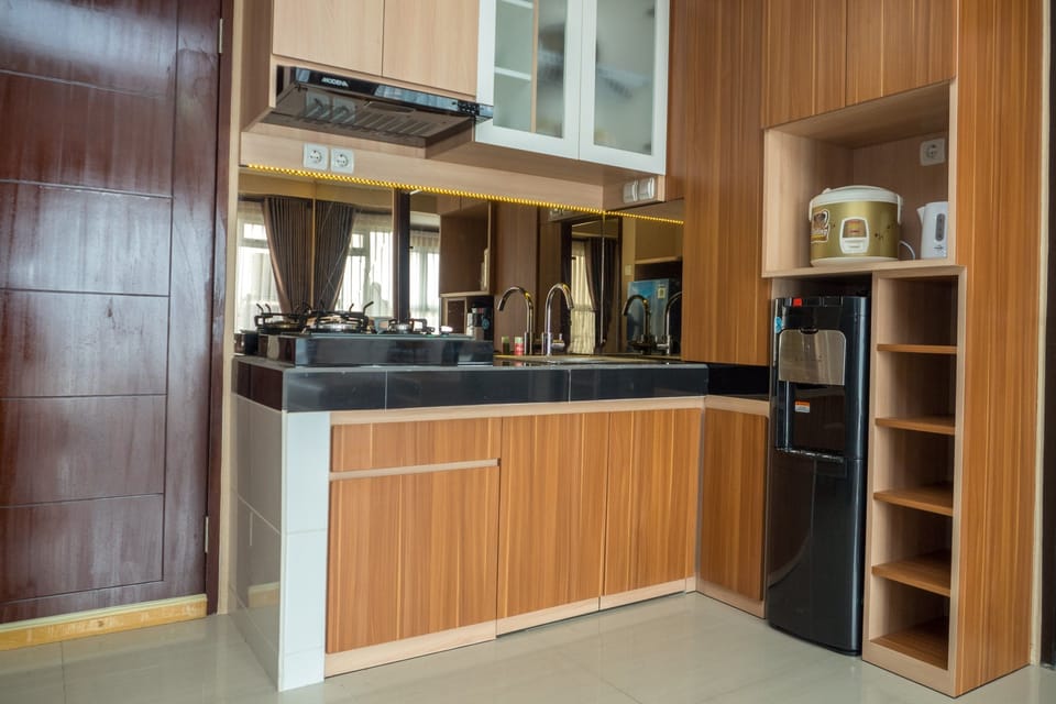 Room | Private kitchenette | Fridge, stovetop, cookware/dishes/utensils