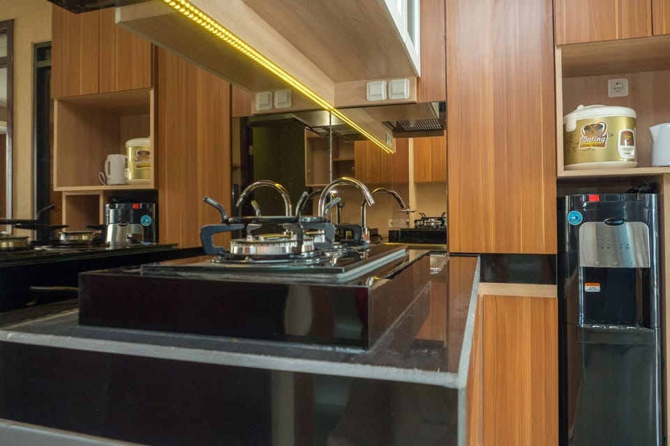 Room | Private kitchenette | Fridge, stovetop, cookware/dishes/utensils