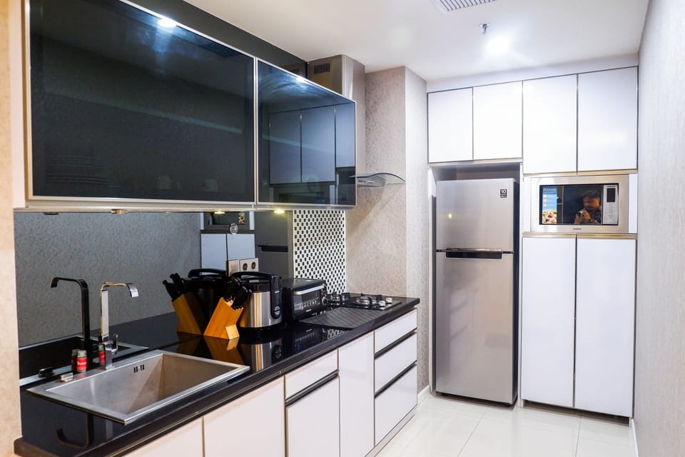 Room | Private kitchen | Fridge, microwave, stovetop, cookware/dishes/utensils