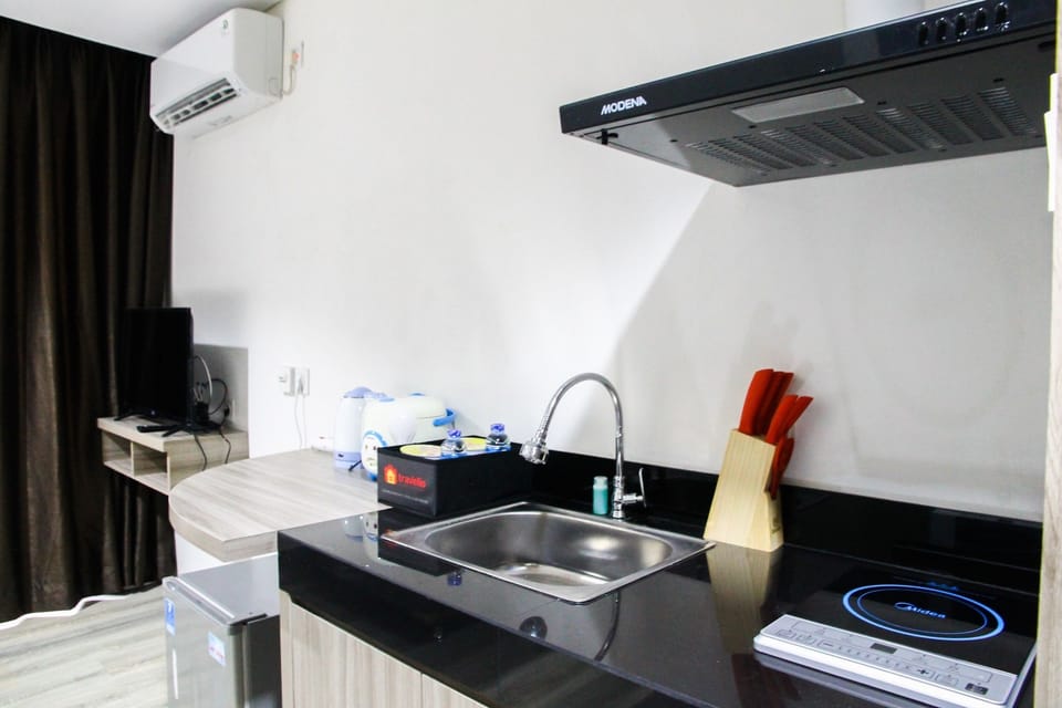 Room | Private kitchenette | Fridge, stovetop, cookware/dishes/utensils