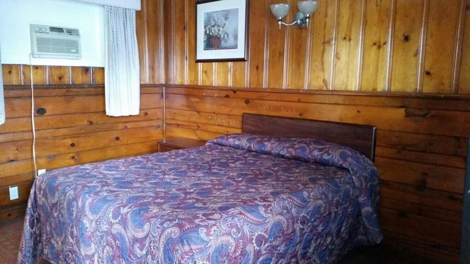 Room, 1 Queen Bed, Smoking | Free WiFi, bed sheets