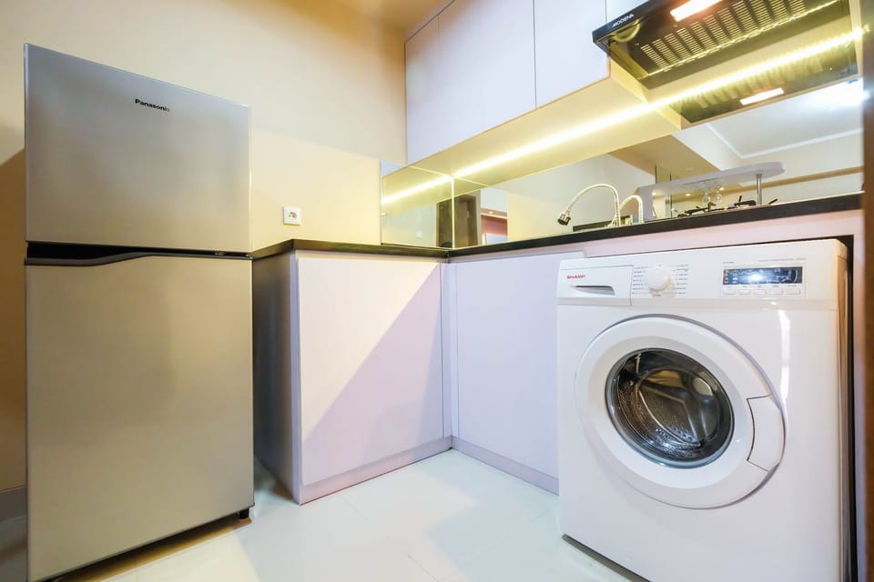 Room | Private kitchenette | Fridge, stovetop, electric kettle, cookware/dishes/utensils