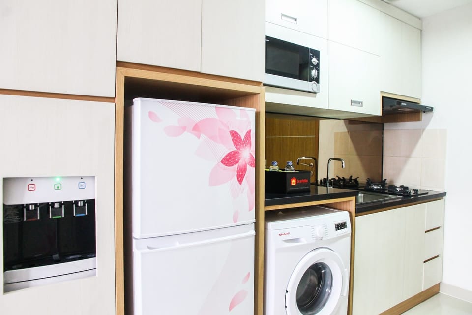 Room | Private kitchen | Fridge, microwave, stovetop, cookware/dishes/utensils