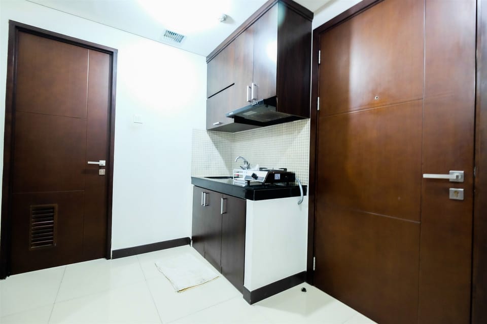 Room | Private kitchenette | Fridge, stovetop, cookware/dishes/utensils