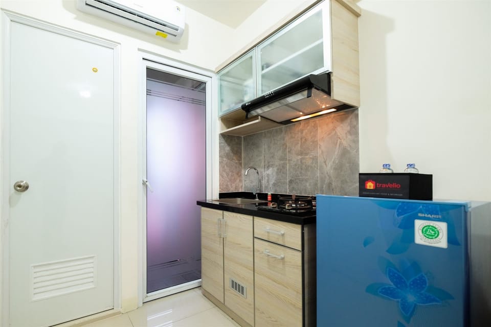 Room | Private kitchenette | Fridge, stovetop, cookware/dishes/utensils