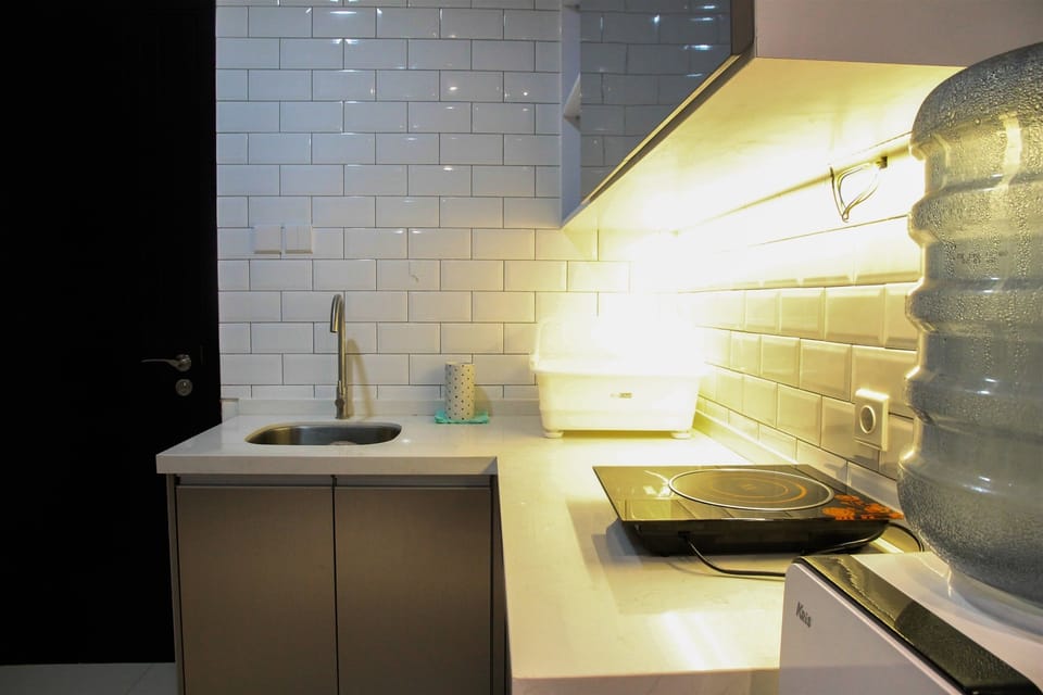 Room | Private kitchenette | Fridge, stovetop, cookware/dishes/utensils