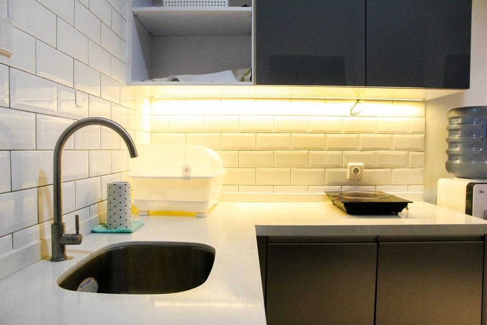 Room | Private kitchenette | Fridge, stovetop, cookware/dishes/utensils