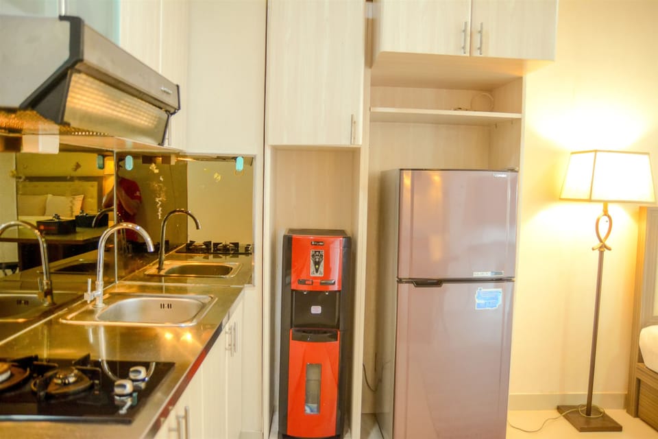 Room | Private kitchenette | Fridge, stovetop, cookware/dishes/utensils