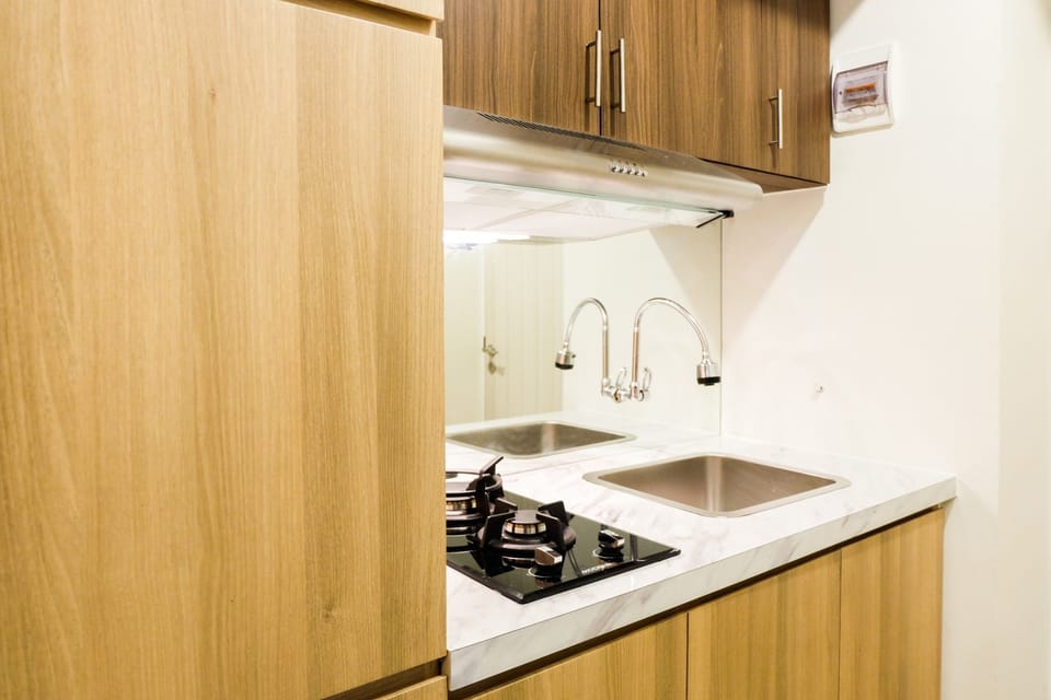 Room | Private kitchenette | Fridge, microwave, stovetop, cookware/dishes/utensils
