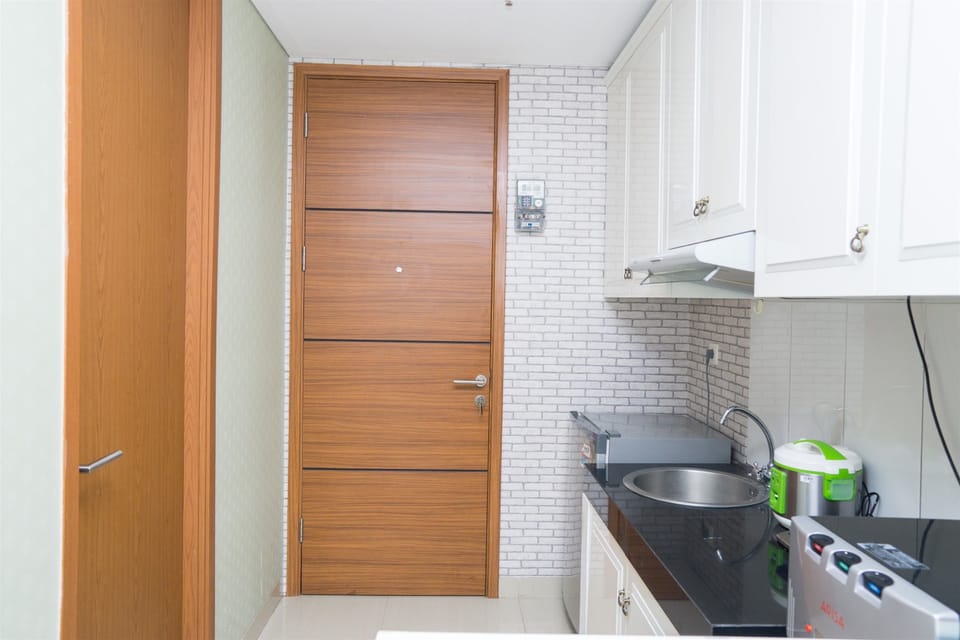Room | Private kitchenette | Fridge, stovetop, electric kettle, cookware/dishes/utensils