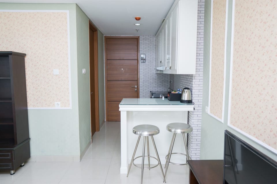 Room | Private kitchenette | Fridge, stovetop, electric kettle, cookware/dishes/utensils