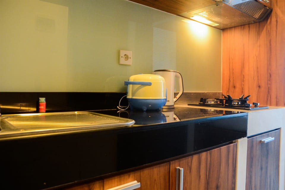 Room | Private kitchenette | Fridge, stovetop, cookware/dishes/utensils