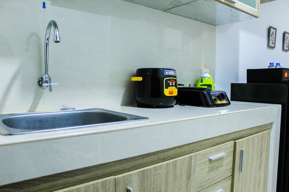 Room | Private kitchenette | Fridge, stovetop, cookware/dishes/utensils