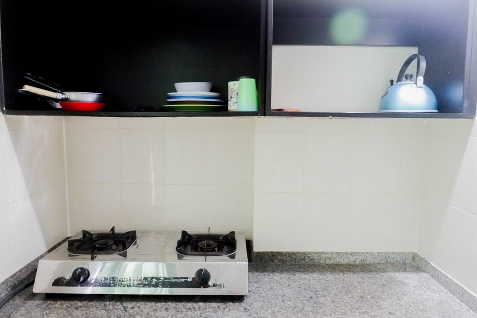Room | Private kitchenette | Fridge, stovetop, electric kettle, cookware/dishes/utensils