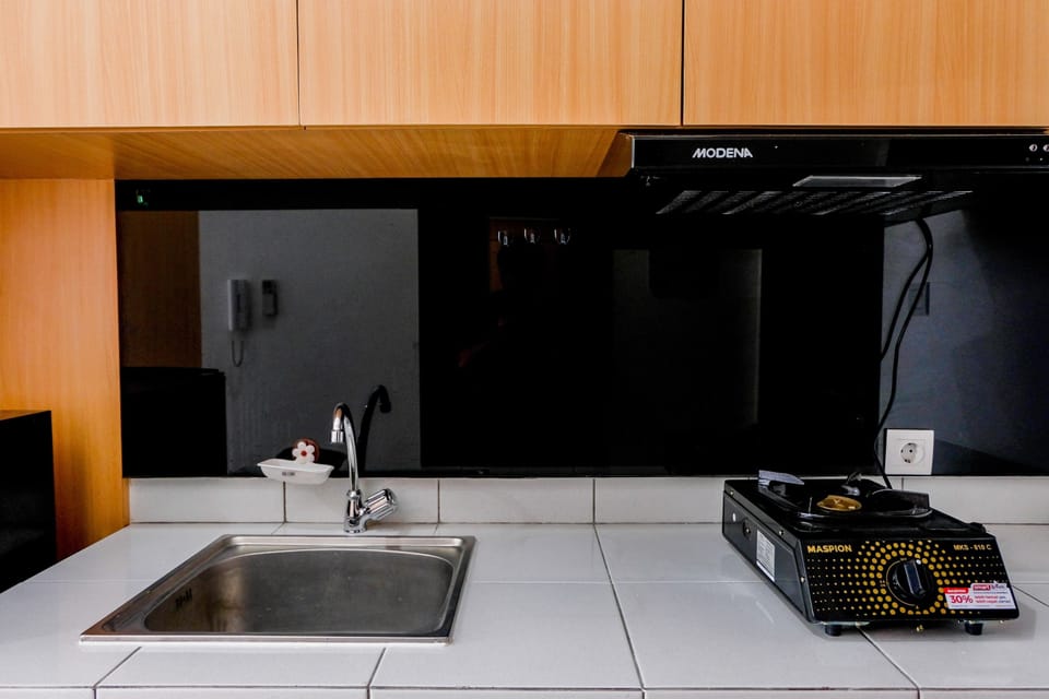 Room | Private kitchenette | Fridge, stovetop, cookware/dishes/utensils