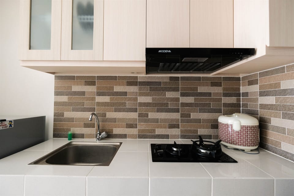Room | Private kitchenette | Fridge, stovetop, electric kettle, cookware/dishes/utensils