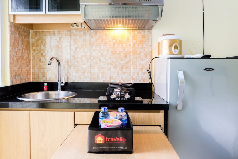 Room | Private kitchenette | Fridge, microwave, stovetop, electric kettle
